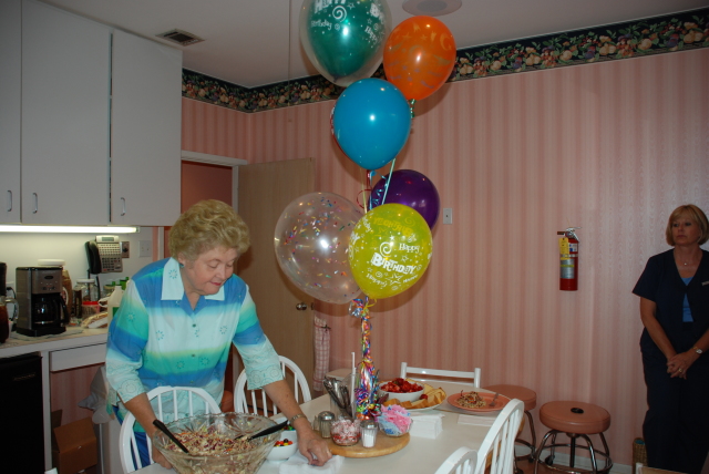 2008/07(July)/04(Gyn1cs)/640x480_2008-07-16 11-12-4-Mary-Rita-Birthday.JPG